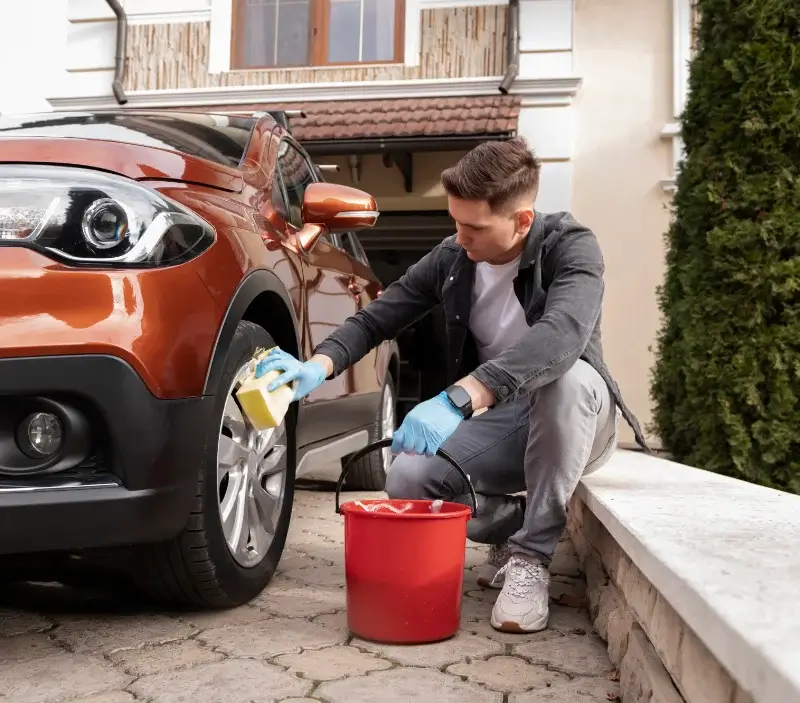 Lavage auto à domicile Le Plessis-Bouchard : professionnel intervenant sur un véhicule